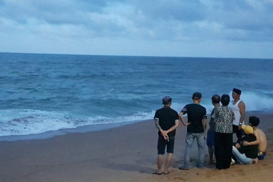 Phú Yên: Một học sinh bị sóng cuốn mất tích khi đi chơi bên bờ biển
