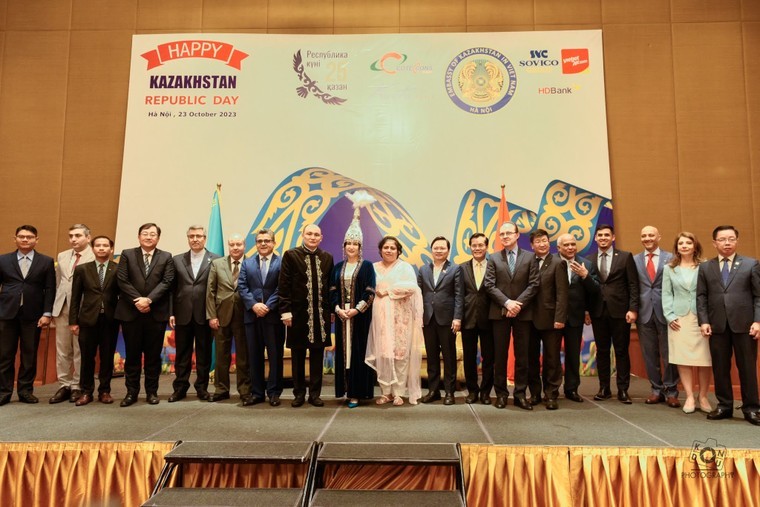 Ngày 23/12, tại Hà Nội, Đại sứ quán Kazakhstan tại Việt Nam đã tổ chức Lễ kỷ niệm 33 năm Ngày Cộng hoà Kazakhstan (25/10/1990 - 25/10/2023).