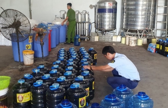 Hưng Yên: Buộc tiêu hủy gần 7.000 lít rượu không đảm bảo chất lượng