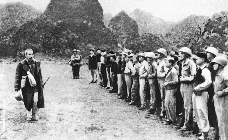 Chủ tịch Hồ Chí Minh thăm một đơn vị bộ đội và du kích đã tham gia Chiến dịch Biên giới đóng quân ở huyện Phục Hòa, Cao Bằng (3-1951). (Ảnh: hochiminh.vn) 