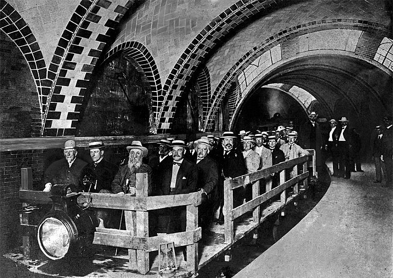 Chuyến tàu đầu tiên của hệ thống tàu điện ngầm New York. (Ảnh: nytimes)  