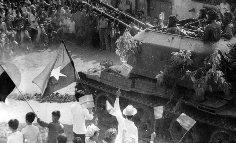 Nhân dân Lộc Ninh chào đón quân giải phóng tiến vào Lộc Ninh, ngày 7-4-1972. (Ảnh tư liệu) 