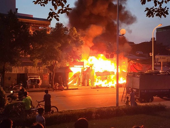 Đang cháy lớn tại Tứ Hiệp, Thanh Trì, Hà Nội, có người thương vong