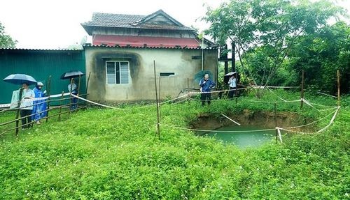 Quảng Bình: Xuất hiện hố sụt lớn tại vườn nhà sau khi mưa to
