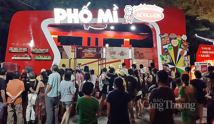 Không gian phố mỳ đến từ nhãn hàng Acecook với các booth trải nghiệm hương vị mỳ Việt miễn phí kết hợp với các hoạt động nghệ thuật đặc sắc như trình diễn múa mỳ, biểu diễn âm nhạc đường phố Ascoutic và nhiều hoạt động tương tác thú vị dành cho người tiêu dùng…  