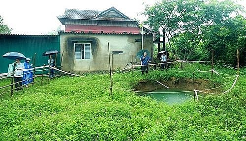 Quảng Bình: Xuất hiện hố sụt lớn tại vườn nhà sau khi mưa to