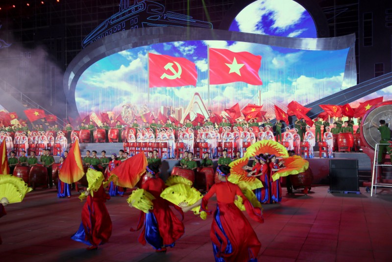 Trực tiếp Lễ kỷ niệm và bắn pháo hoa chào mừng 60 năm Ngày thành lập tỉnh Quảng Ninh