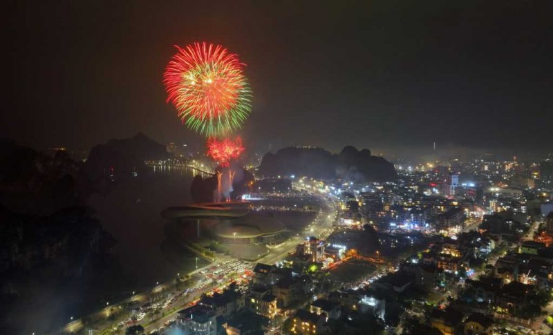 Mãn nhãn màn bắn pháo hoa kỷ niệm 60 năm thành lập tỉnh Quảng Ninh