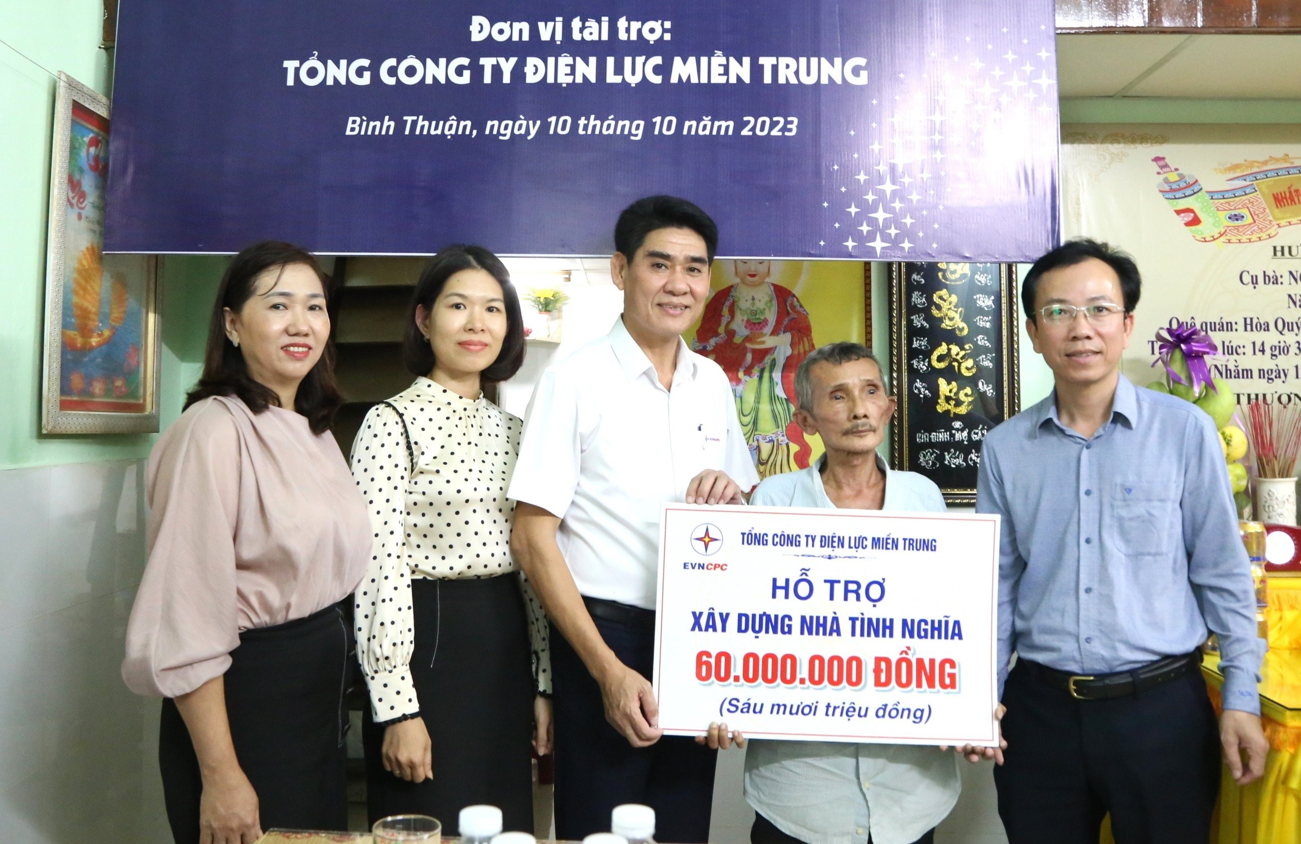 Tổng công ty Điện lực miền Trung hỗ trợ xây dựng nhà đại đoàn kết cho hộ gia đình bà Nguyễn Thị Thao tại TP. Đà Nẵng.