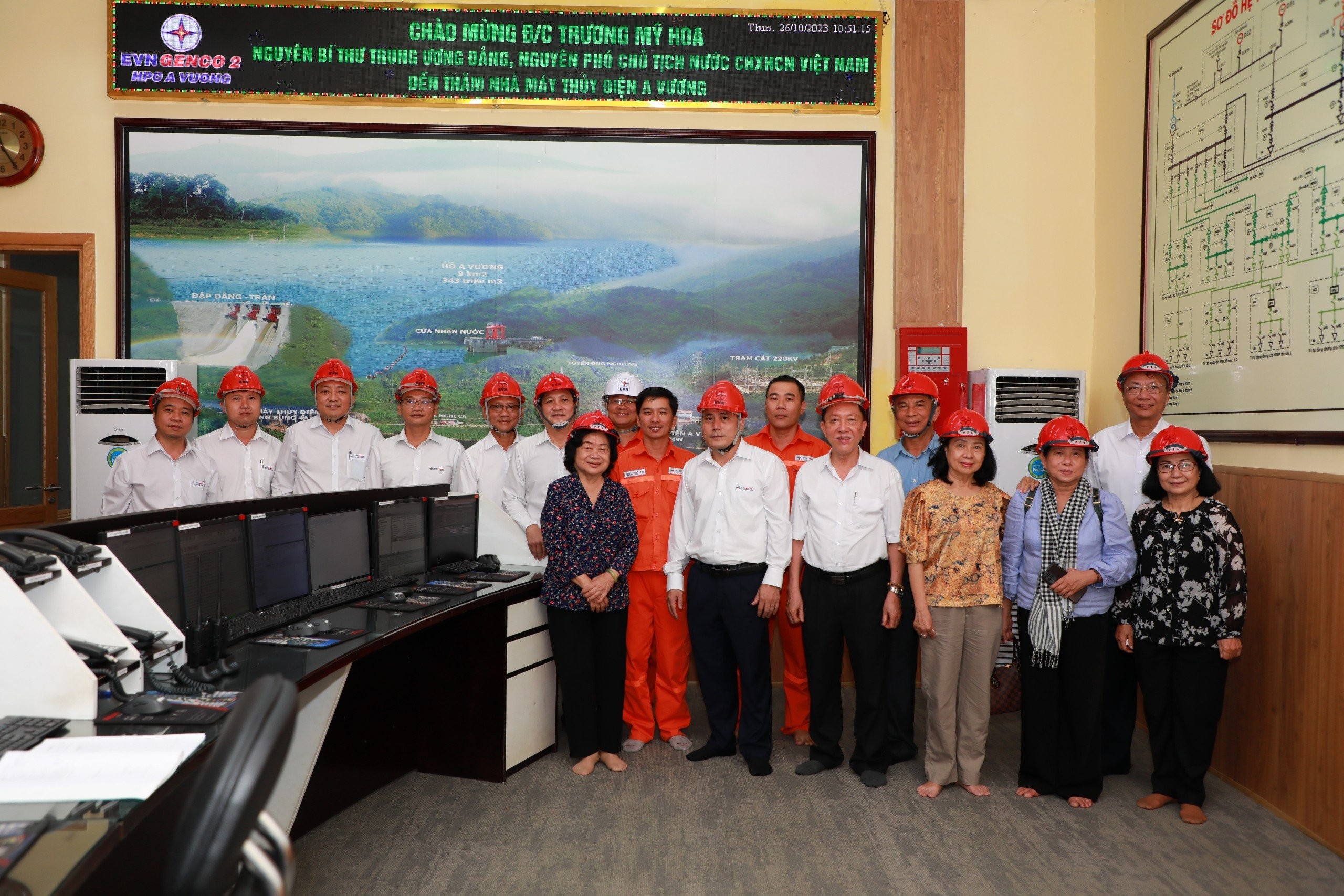 Đoàn công tác nguyên Phó Chủ tịch nước Trương Mỹ Hoa thăm và chụp hình tại Phòng điều khiển trung tâm NMTĐ A Vương