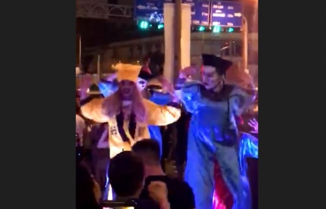 TP. Hồ Chí Minh: Phản cảm nhóm người mặc áo pháp sư, cương thi nhảy múa trên phố dịp Halloween