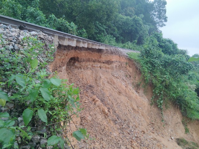 Hà Tĩnh: Mưa lớn kéo dài, đường sắt Bắc - Nam bị sạt lở nhiều đoạn