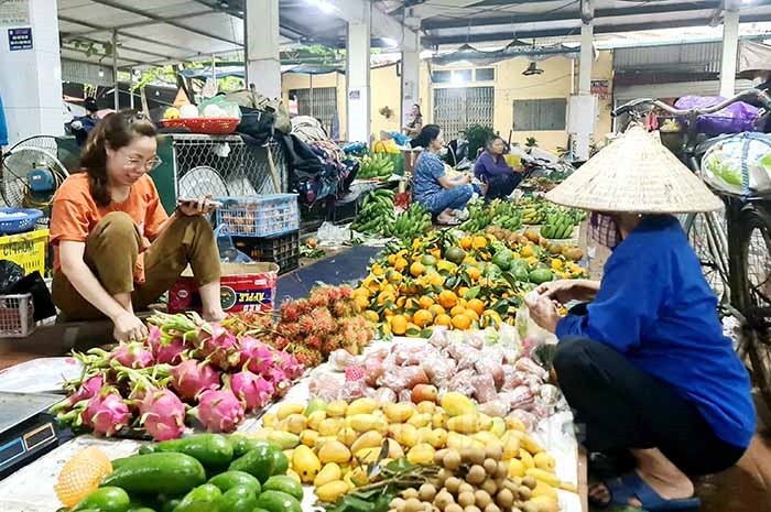 Chợ Cẩm Hoàng được nâng cấp mở rộng, tạo điều kiện thuận lợi cho người dân trong vùng buôn bán, nâng cao thu nhập (ảnh Trang Hiền, báo Hải Dương)