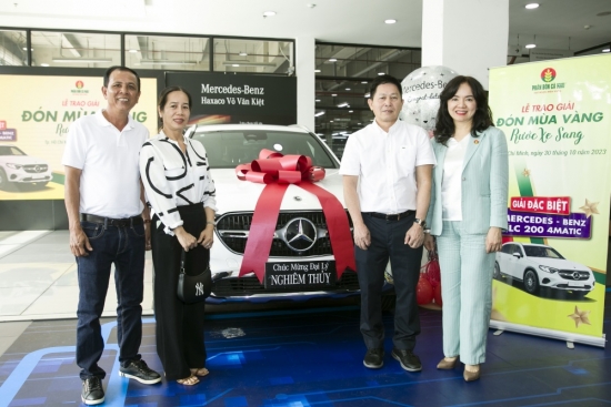 Phân bón Cà Mau trao xe Mercedes cho khách trúng thưởng "Đón mùa vàng – Rước xe sang"