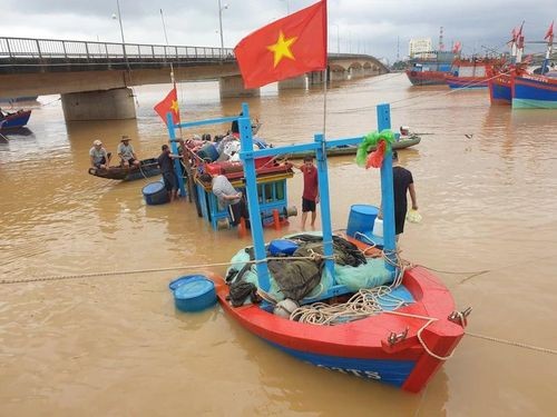 Quảng Bình: Chìm tàu đang neo đậu do mưa gió lớn