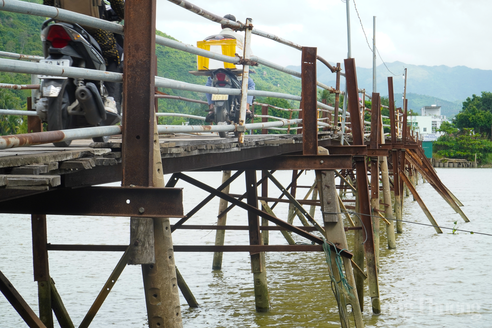 Cây cầu gỗ nối đôi bờ sông Cái ở Nha Trang