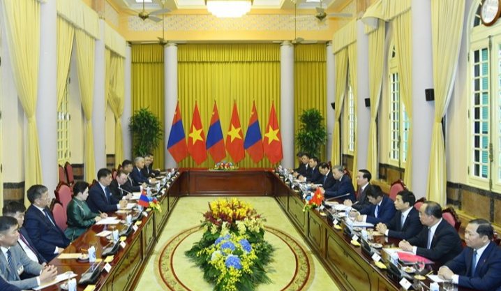 Chủ tịch nước Võ Văn Thưởng và phu nhân chụp ảnh cùng Tổng thống Mông Cổ Ukhnaagiin Khurelsukh