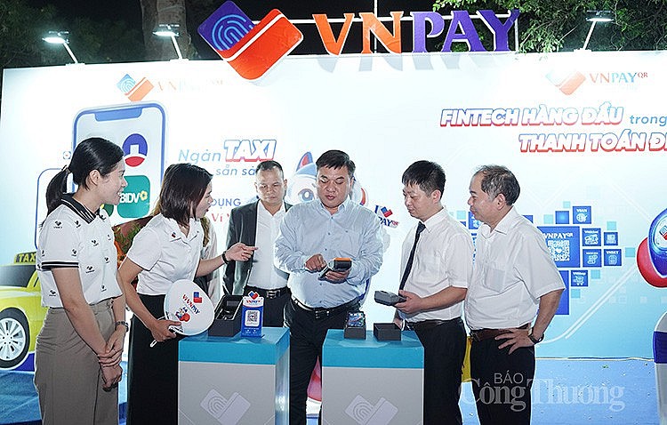 Hơn 10.000 lượt người tiêu dùng tham quan, mua sắm, trải nghiệm tại Lễ hội mua sắm Hà Nội