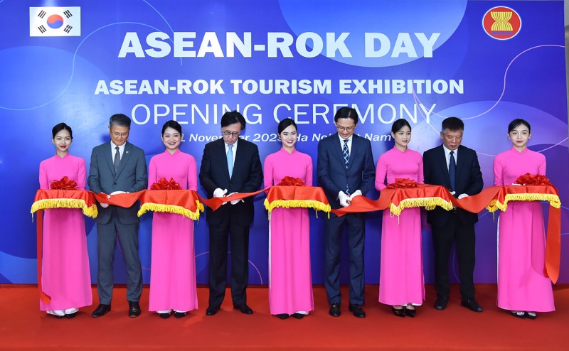 Các đại biểu cắt băng khai mạc Triển lãm Du lịch ASEAN-Hàn Quốc