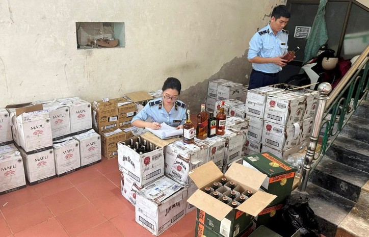 Quảng Bình: Tạm giữ hơn 900 chai rượu có dấu hiệu nhập lậu
