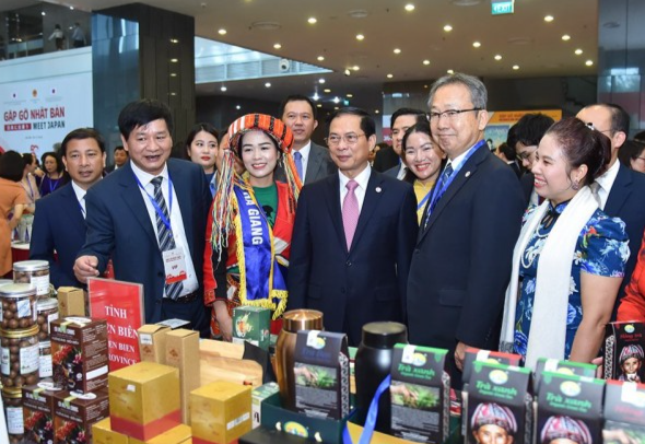 đại biểu tham quan các gian hàng trưng bày sản phẩm tiêu biểu Việt Nam - Nhật Bản