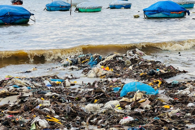 Bờ biển Quảng Ngãi tràn ngập rác thải sau mưa lớn