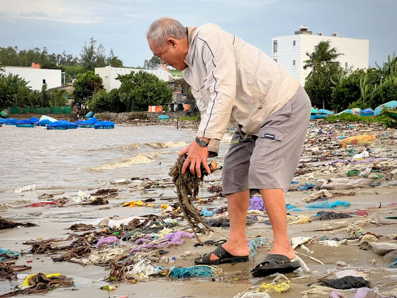 Bờ biển Quảng Ngãi tràn ngập rác thải sau mưa lớn