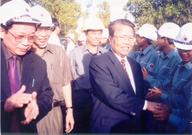 Chủ tịch nước Trần Đức Lương cùng lãnh đạo EVN kiểm tra hiện trường thi công mạch 2 Đường dây 500kV Pleiku – Phú Lâm, tháng 12/2002. Ảnh Tư liệu