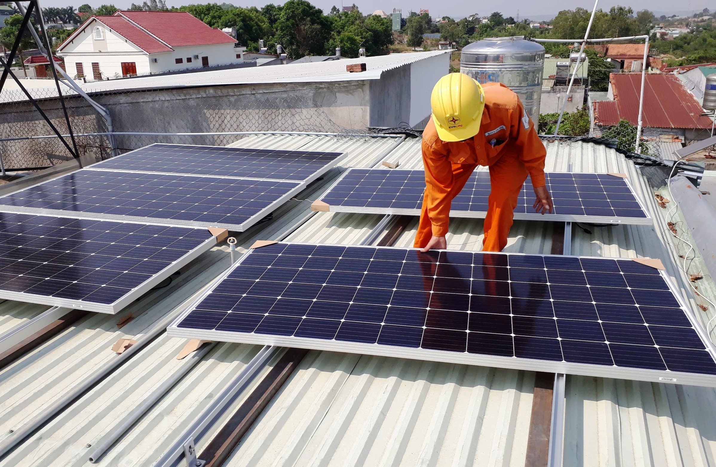 quy định việc phát triển điện mặt trời mái nhà lắp đặt tại nhà ở, cơ quan công sở tại Việt Nam để tự sử dụng, không bán điện cho tổ chức, cá nhân khác