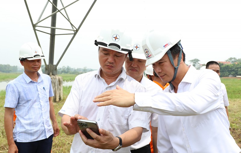 Phó Tổng giám đốc EVNNPT Lưu Việt Tiến (ngoài cùng bên phải) kiểm tra công tác ứng dụng khoa học công nghệ trong vận hành hệ thống truyền tải điện tại Phú Thọ, tháng 7/2023