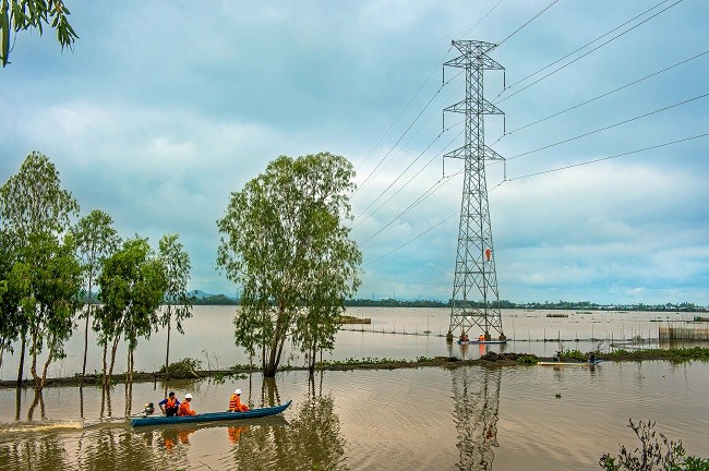 Công nhân vận hành Đường dây 220kV Châu Đốc – Tà Keo cấp điện cho nước bạn Campuchia. Công trình được hoàn thành, đóng điện năm 2009