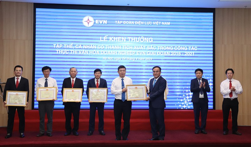 Tổng giám đốc EVNNPT – Phạm Lê Phú thay mặt EVNNPT nhận Bằng khen của EVN trong thực thi văn hóa doanh nghiệp giai đoạn 2016-2021