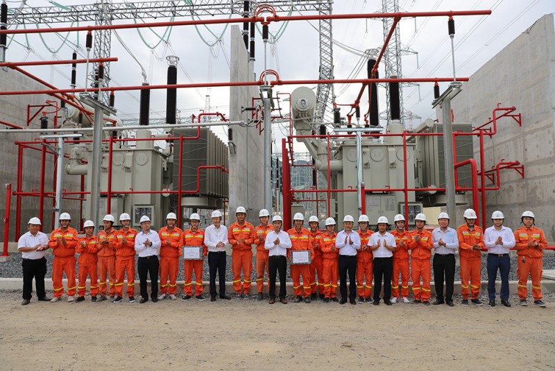 Lãnh đạo EVNNPT tặng quà động viên lực lượng giám sát thi công, vận hành TBA 500kV Vân Phong