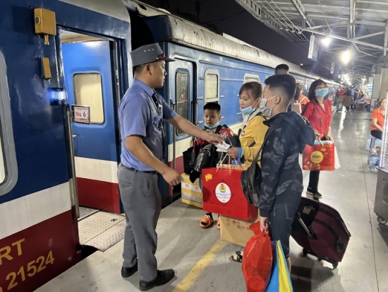 nguoi lao dong nao duoc tang ve tau may bay ve que don tet