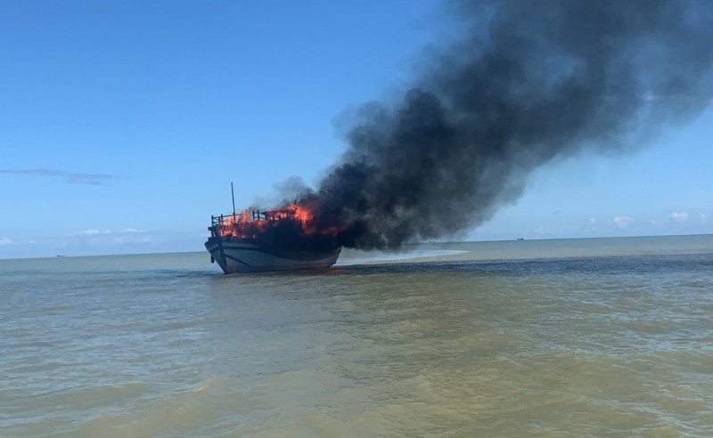 Cháy tàu cá giữa biển, kịp thời ứng cứu 12 ngư dân