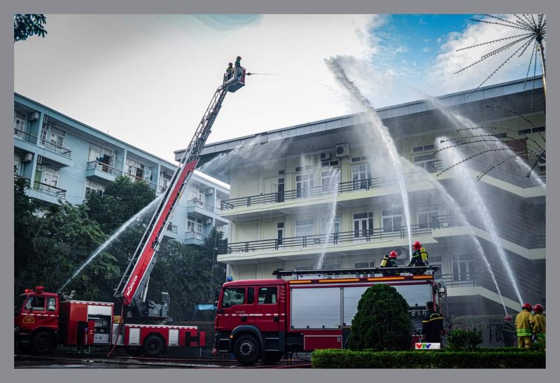 Đông đảo cán bộ nhân viên Công ty Than Quang Hanh tham gia thực tập chữa cháy
