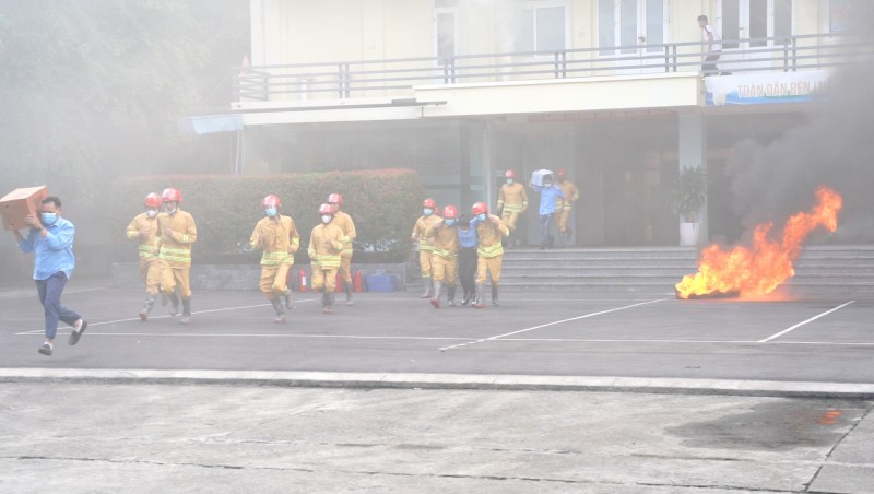 Đông đảo cán bộ nhân viên Công ty Than Quang Hanh tham gia thực tập chữa cháy