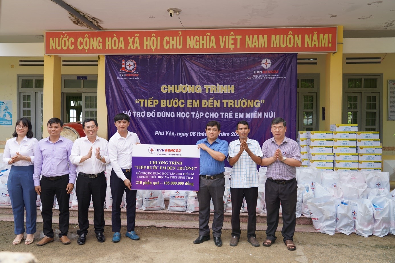 Ông Võ Trà Dũng – Chánh Văn phòng EVNGENCO2 (thứ tư từ trái sang) trao tặng biểu trưng 210 suất quà cho trường TH&THCS Suối Trai