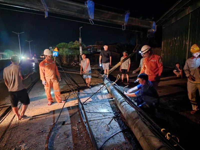Quảng Bình: Xe cứu thương đâm gãy 3 cột điện trong đêm