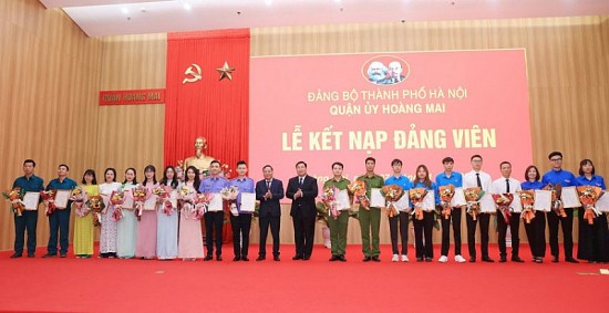 Đảng bộ quận Hoàng Mai kết nạp Đảng cho 20 quần chúng ưu tú