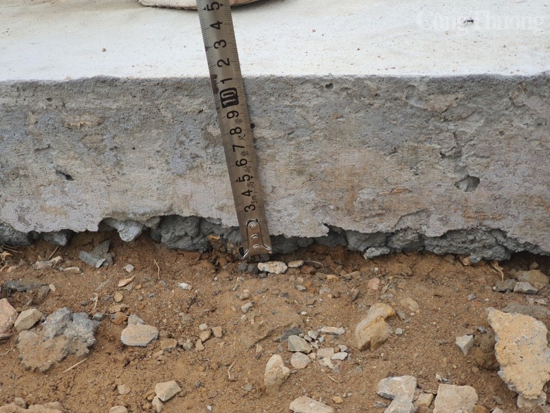Hòa Bình: Đường bê tông bị tố không đủ độ dày, xuất hiện nhiều vết nứt