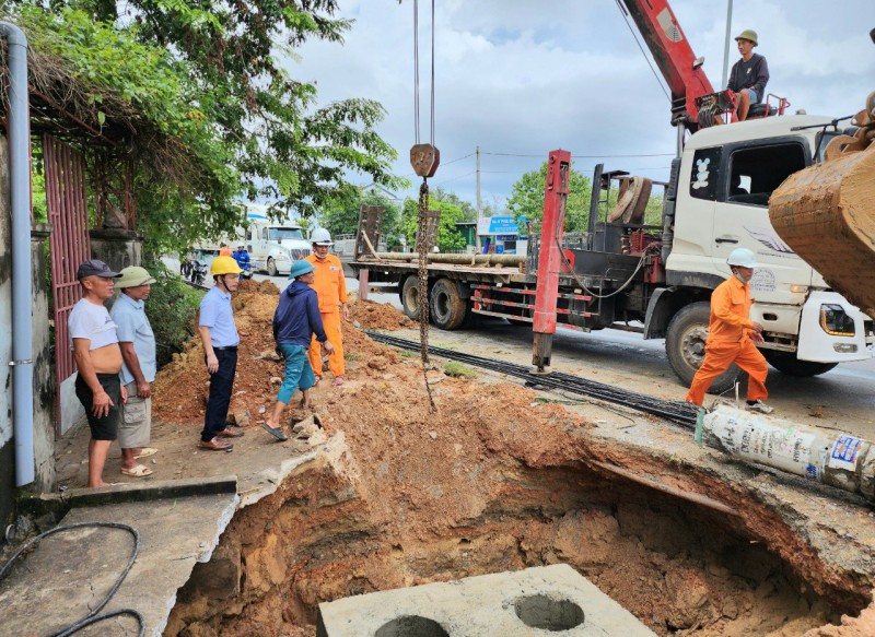 PC Quảng Bình: Cấp điện trở lại cho gần 800 khách hàng sau vụ tai nạn của xe cứu thương
