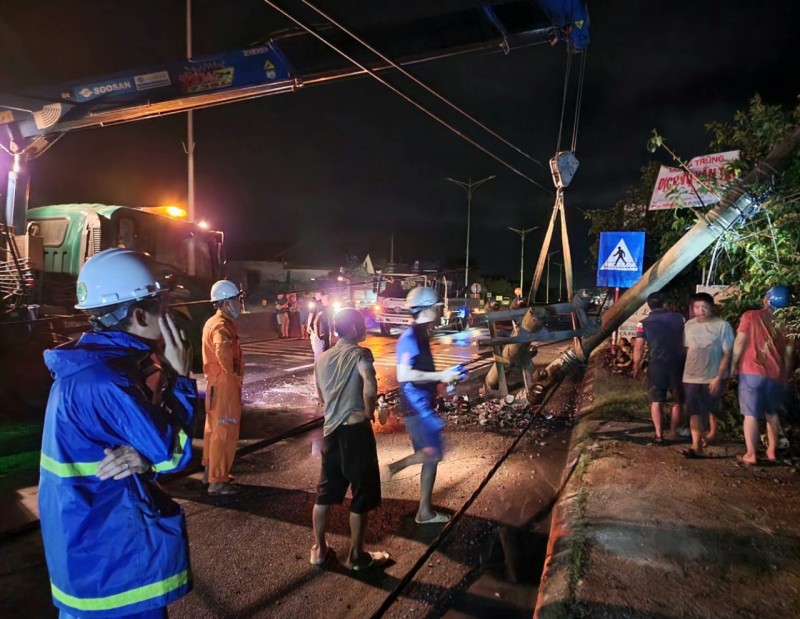 PC Quảng Bình: Cấp điện trở lại cho gần 800 khách hàng sau vụ tai nạn của xe cứu thương