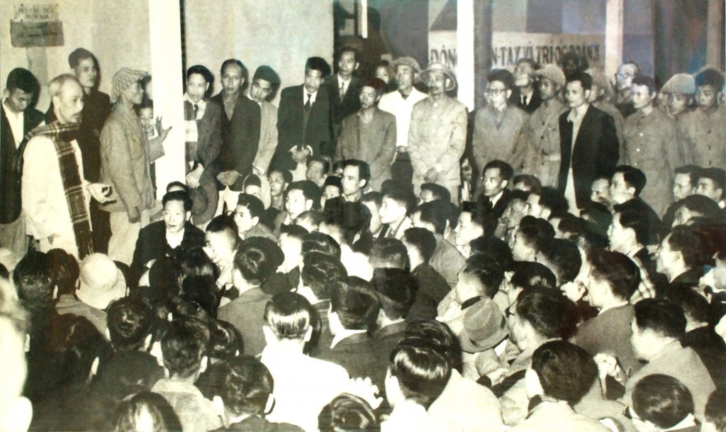 Bác Hồ tới thăm hỏi, động viên những người thợ điện Thủ đô (ngày 21/12/1954).