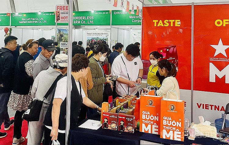 Người tiêu dùng tỉnh Gyeongnam, Hàn Quốc hào hứng với sản phẩm sô cô la Đắk Lắk