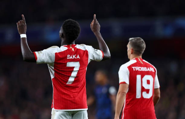 Tới phút 64, tới lượt Bukayo Saka đánh bại Dmitrovic, nâng tỉ số lên 2-0 cho Arsenal