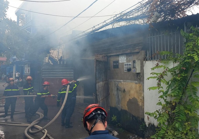 TP Hồ Chí Minh: Cháy xưởng sản xuất giấy, nhiều tài sản bị thiêu rụi