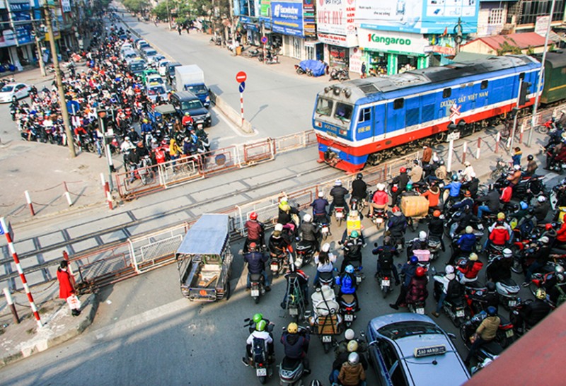 Chi nhánh Khai thác đường sắt Hà Nội: Đề nghị giải tỏa phố "cà phê đường tàu"
