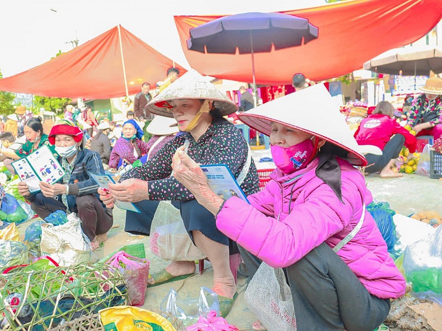 Người dân ở chợ dân sinh xã Phương Thiện, thành phố Hà Giang (ảnh Thanh Nhật – Vietnamnet)
