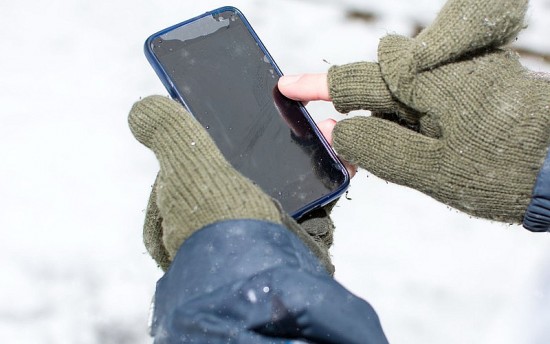 Tại sao điện thoại sụt pin nhanh hơn vào mùa đông?